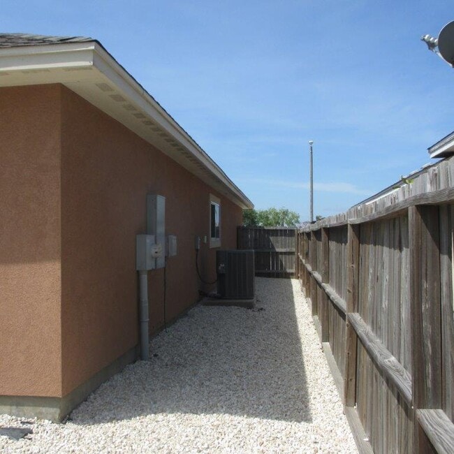 Building Photo - 14234 Bay Bean Dr