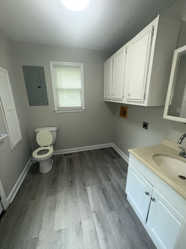 Building Photo - 3111 Avon Dr