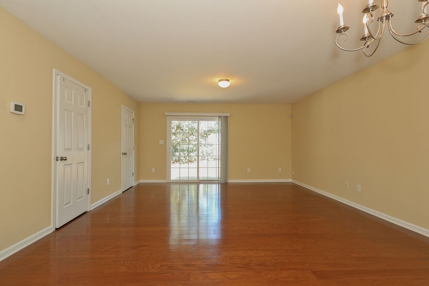 Building Photo - 8843 Thornton Town Pl