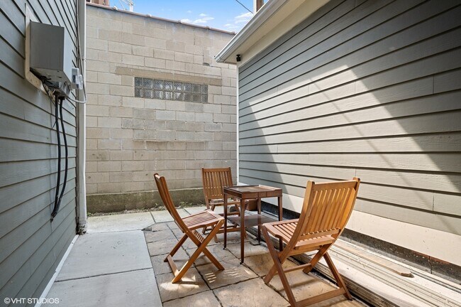 Building Photo - 3034 N Southport Ave