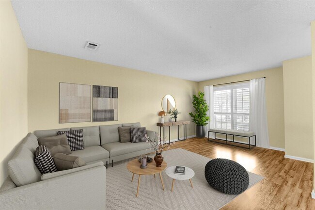 Building Photo - 3 BD / 2.5 BR Townhome in Memorial Club co...