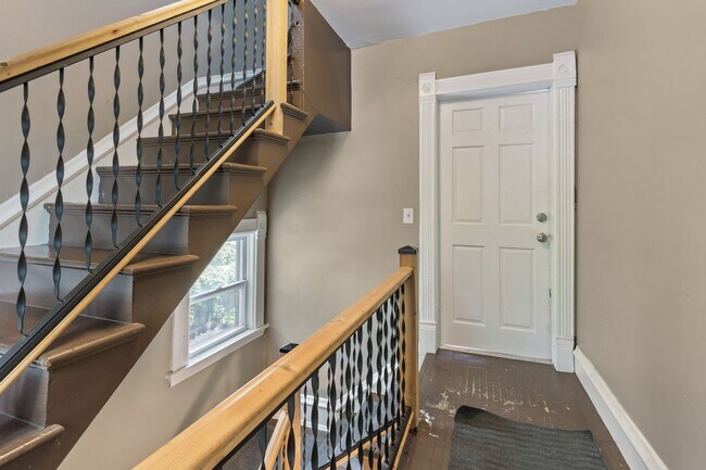 Building Photo - 3BR/1Bath + Office Area Available Sept 12t...
