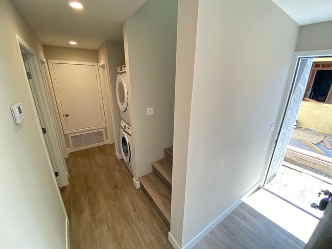 Building Photo - 4BD/2BA w Large Deck!