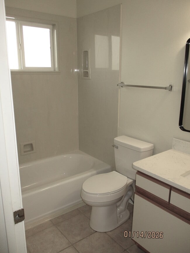 Building Photo - 1409 Alder Dr NE