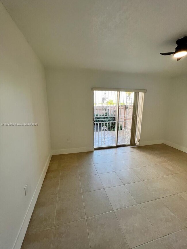 Building Photo - 810 SW 105th Ave