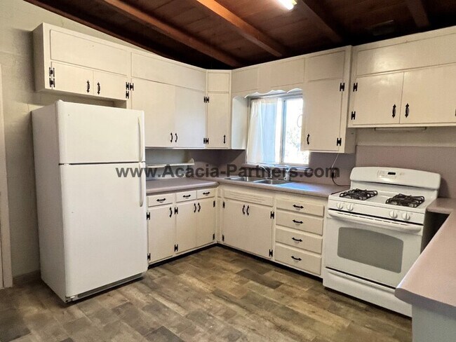 Building Photo - Centrall Located Two Bedroom Home