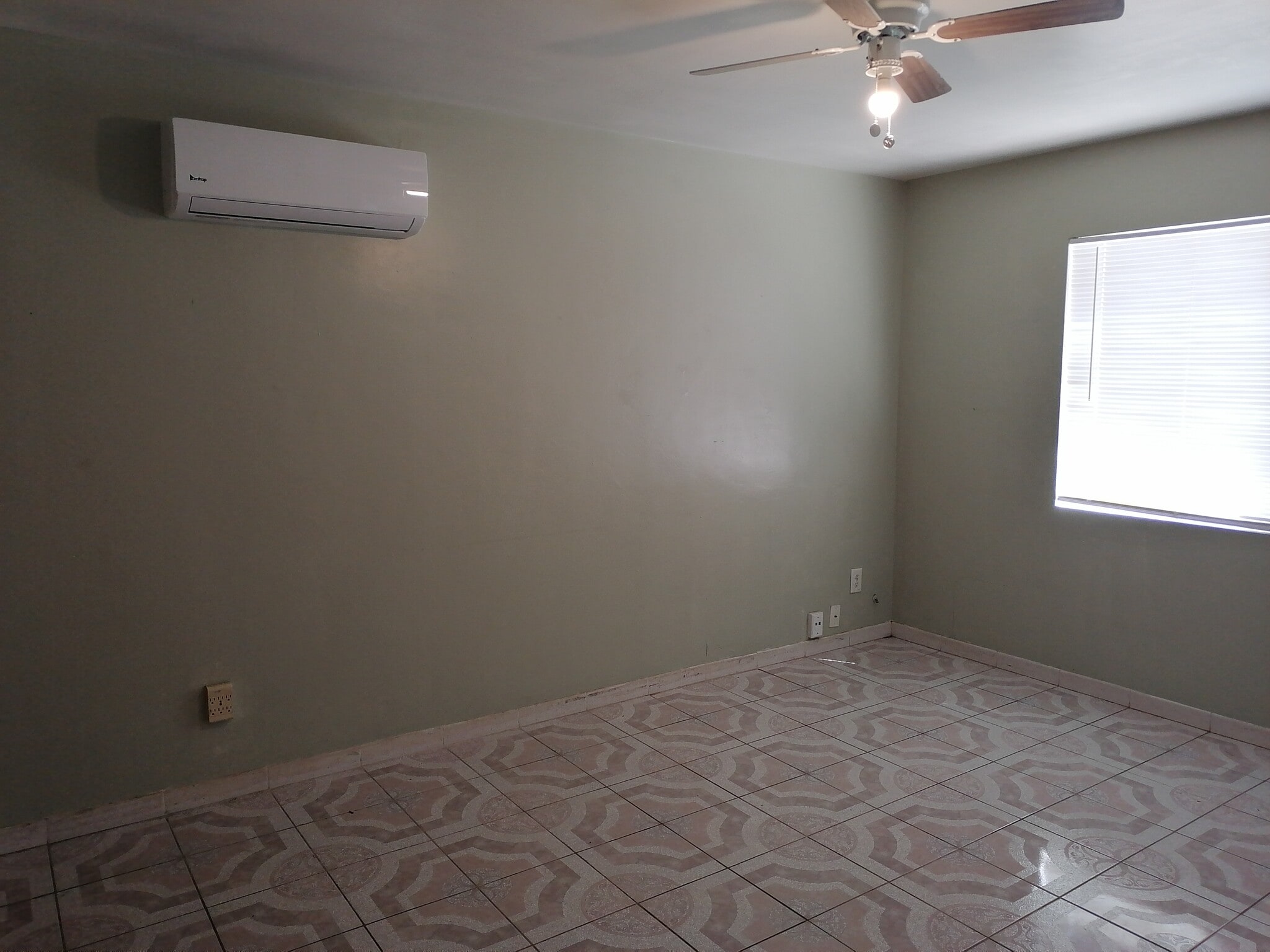Building Photo - 708 Pinewood Ct