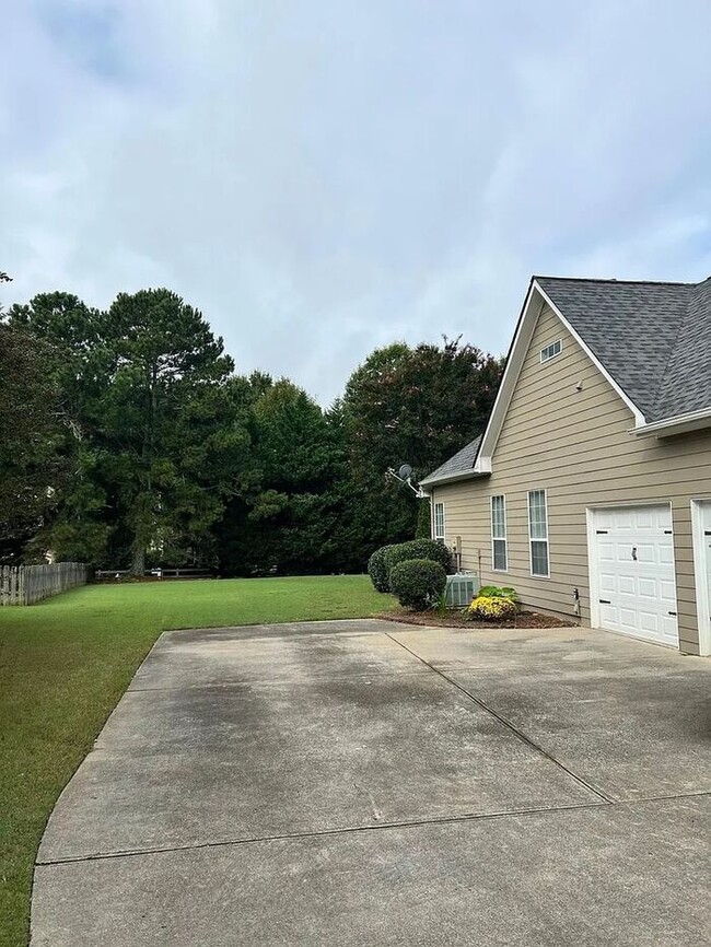 Building Photo - Ranch Home with 4 BR & 3 Full Bath in Dani...