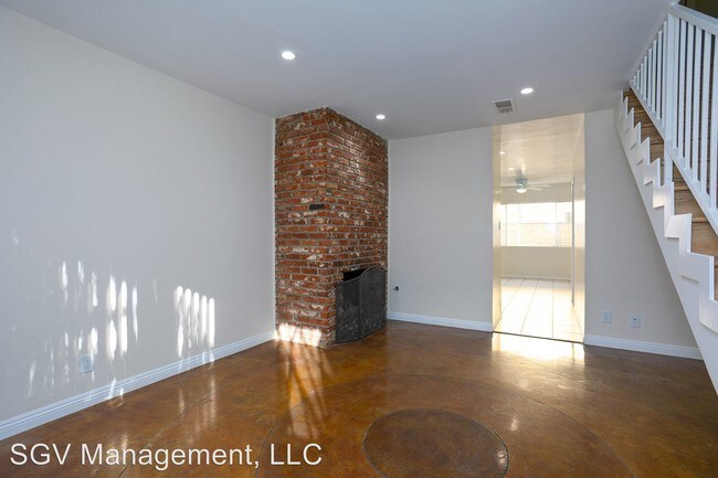 Building Photo - 518 E Washington Blvd