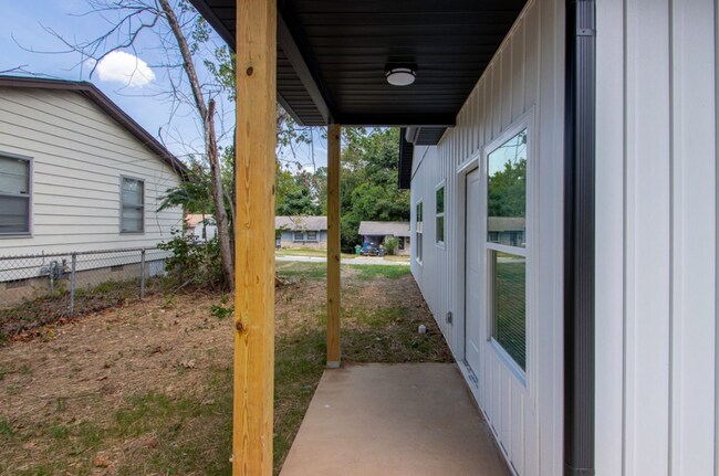 Building Photo - Inviting Home with Bright Interiors & Ceiling Fans Throughout - Comfortable Rental with Everyday ...