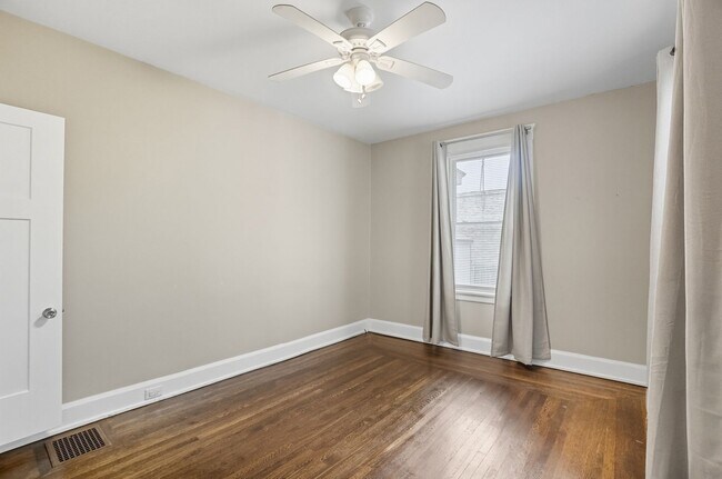 Building Photo - 6 Bed/3 Bath Remodeled Hyde Park Home w/Ce...