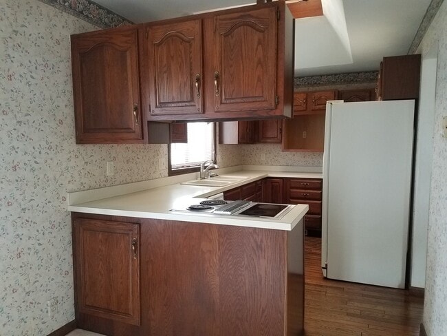 Building Photo - Beautiful 2-bedroom, 1-1/2 bath 2 Level Du...