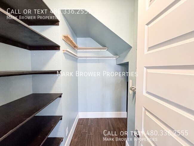 Building Photo - 1042 W Oleander Ave