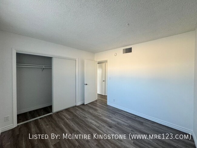 Building Photo - Move-in Specials Await in this Spacious 2B...