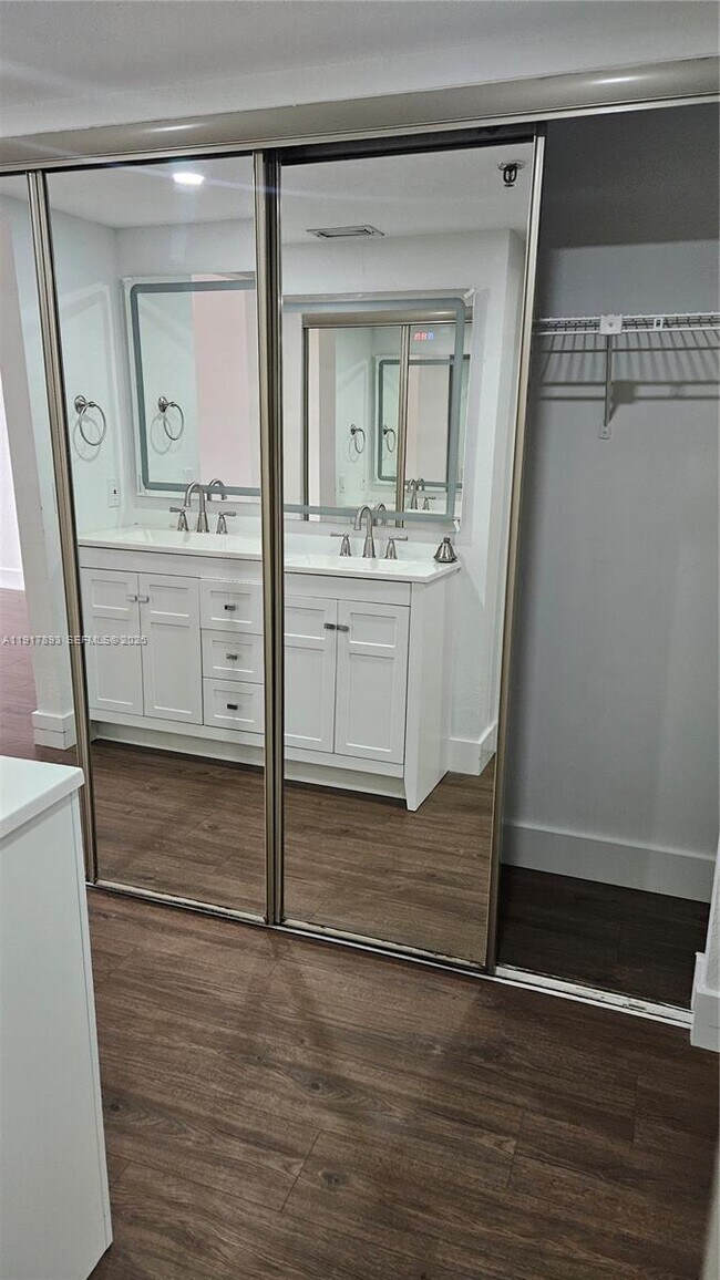 Building Photo - 105 Lake Emerald Dr