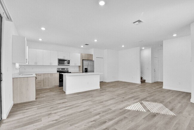 Building Photo - 706 Del Vista Rd
