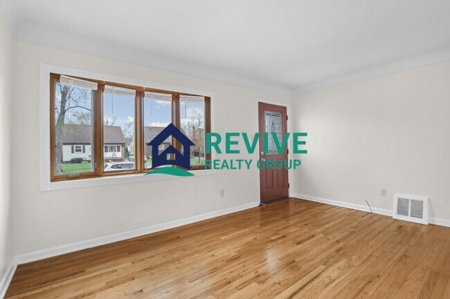 Building Photo - 9725 Fox Ave