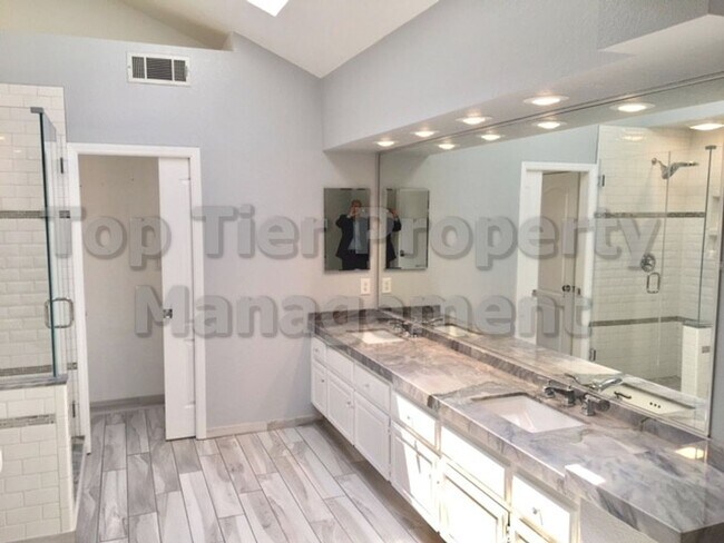 Building Photo - Beautiful 4 Bed / 2 Bath / 2,660 sqft Sing...