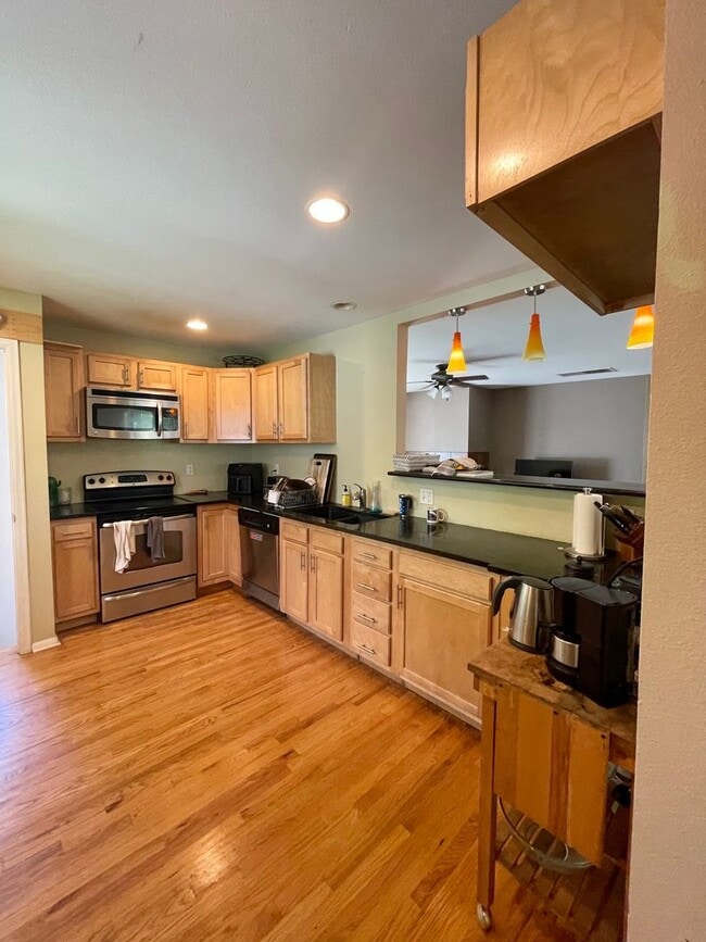 Building Photo - 6 Bed/3 Bath Home in Table Mesa