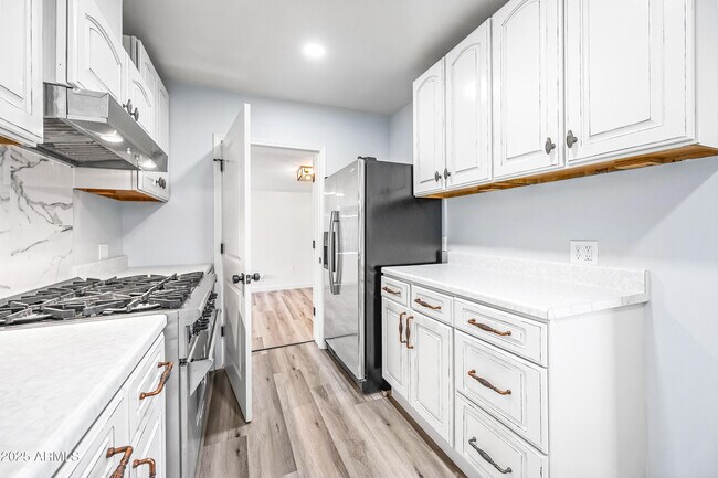 Building Photo - 1608 E Hudson Dr