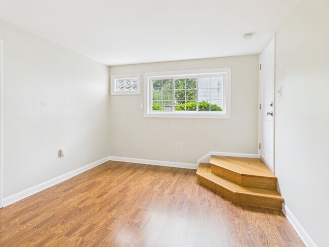 Primary Photo - 4032 MacArthur Ave
