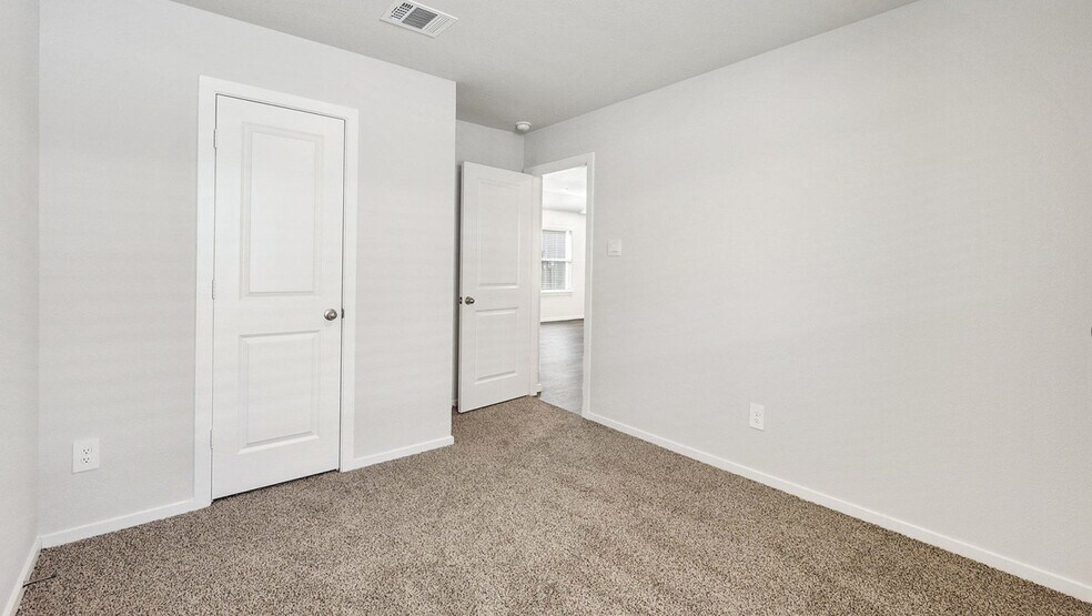 Building Photo - 305 Randall Pl