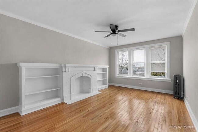 Building Photo - 2343 W Glenlake Ave
