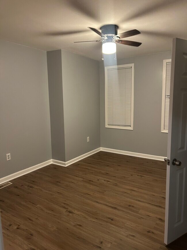 Building Photo - 2 Bedroom Plus Den 2.5 Bathrooms