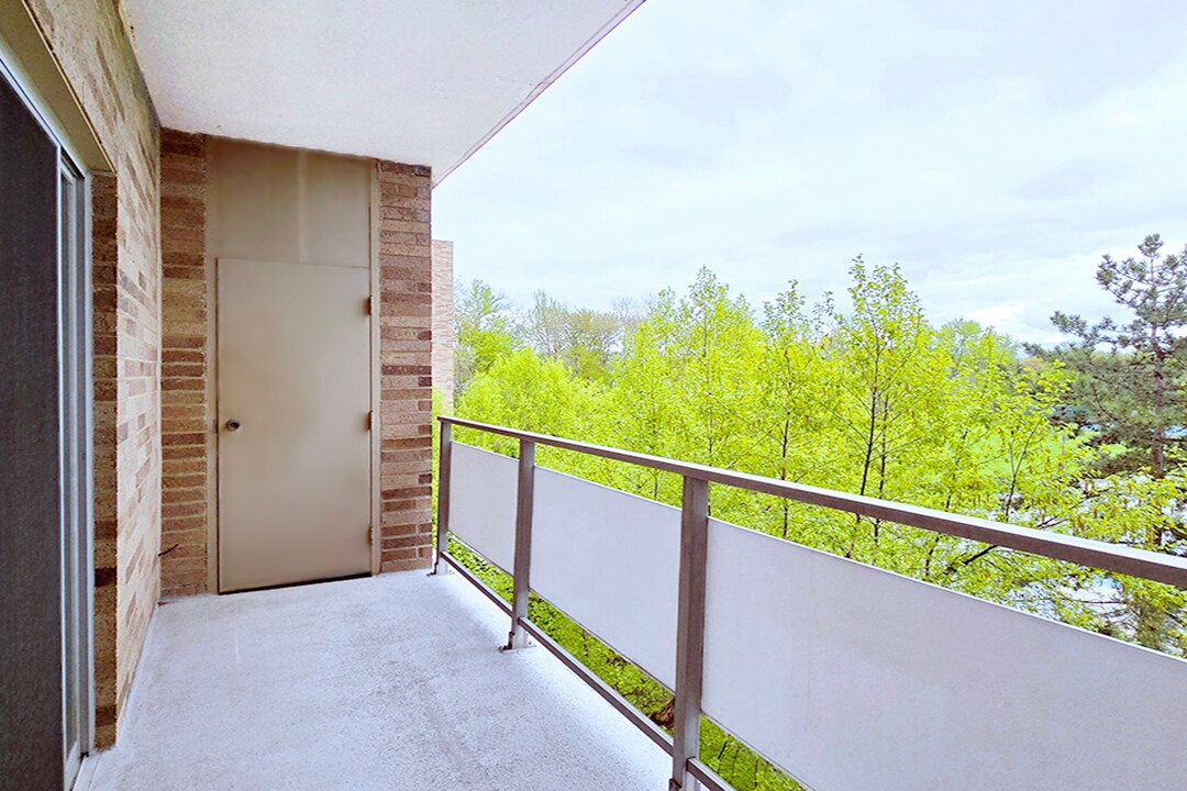 Building Photo - 2112 Acacia Park Dr