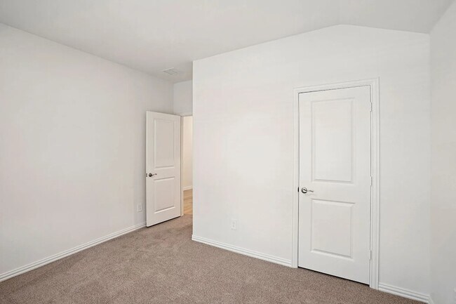 Building Photo - 704 Edgehurst Dr