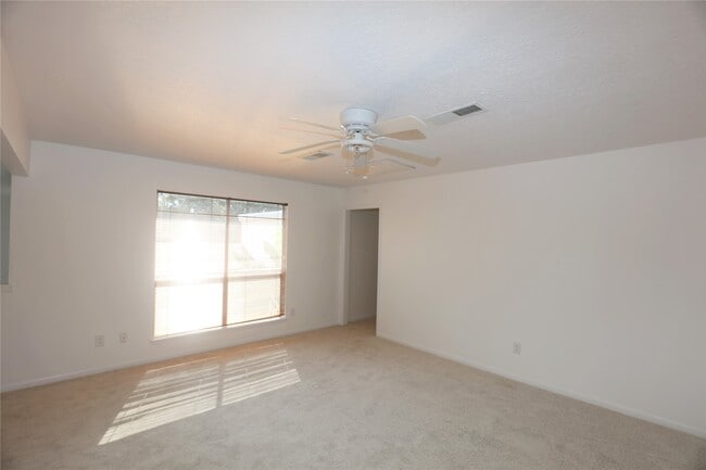 Building Photo - 2210 Shadowbriar Dr