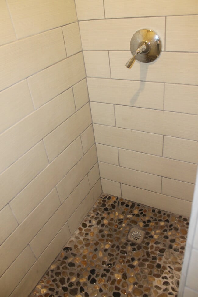 Building Photo - Redtail