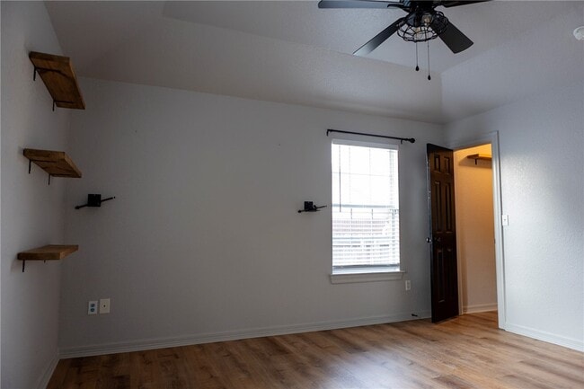 Building Photo - 833 S Eastview Dr