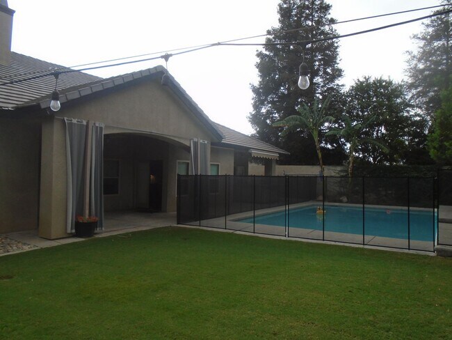 Building Photo - CUSTOM BUILT IN GATED SOUTHERN OAKS !!!  APPLICATION PENDING