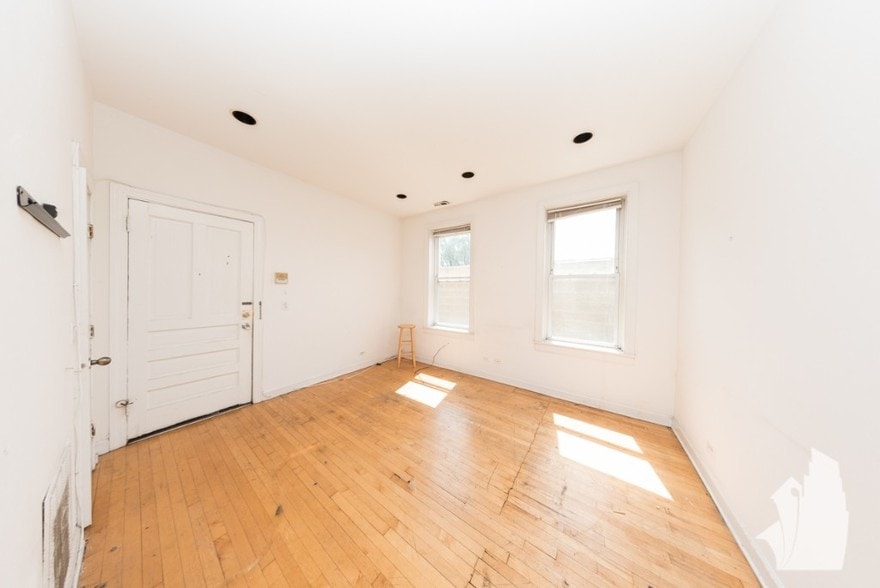 Building Photo - 2318 N Southport Ave