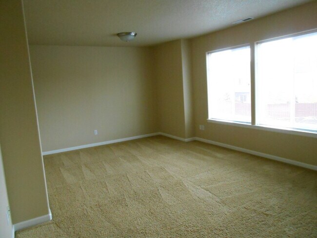 Building Photo - VIDEOTOUR: Stunning Home with Lots of Spac...