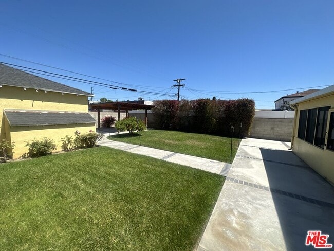Building Photo - 10410 S Manhattan Pl