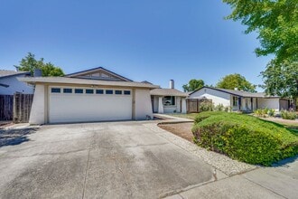 Building Photo - Spacious 3 Bedroom 2 Bath Home with 2 Car Garage and Central Air Conditioning