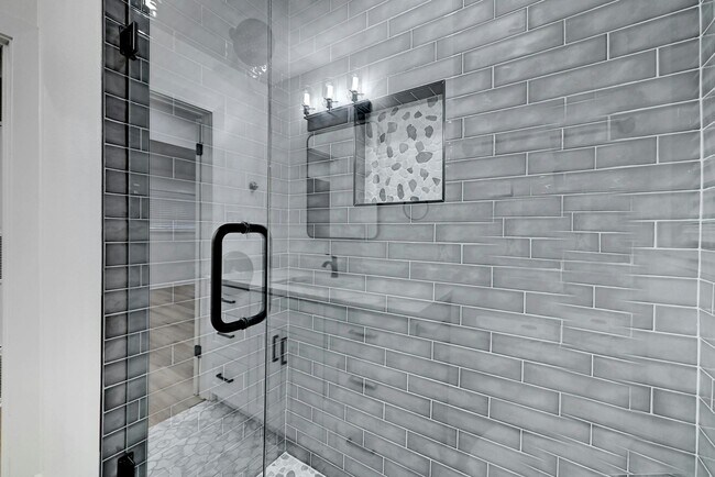 Building Photo - Top of the line 6 bed in West Campus!!! 1913!!!