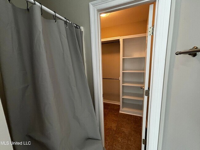 Building Photo - 410 Abbey Woods