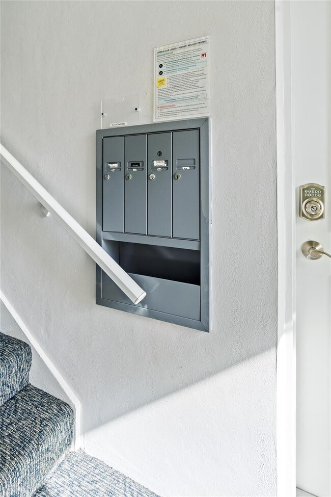 Building Photo - 140 Cypress Club Dr