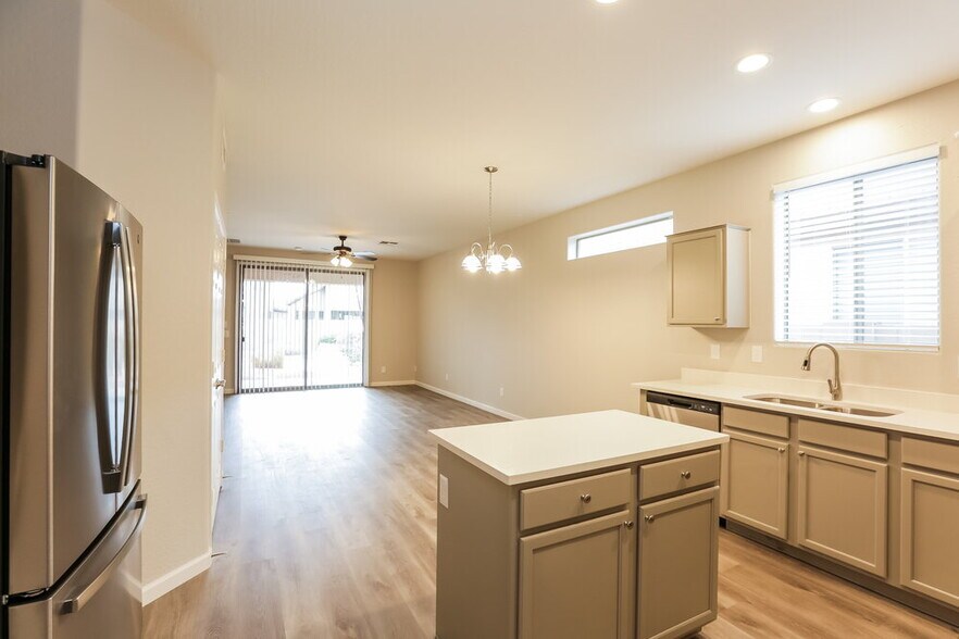 Building Photo - 5519 W Vineyard Rd