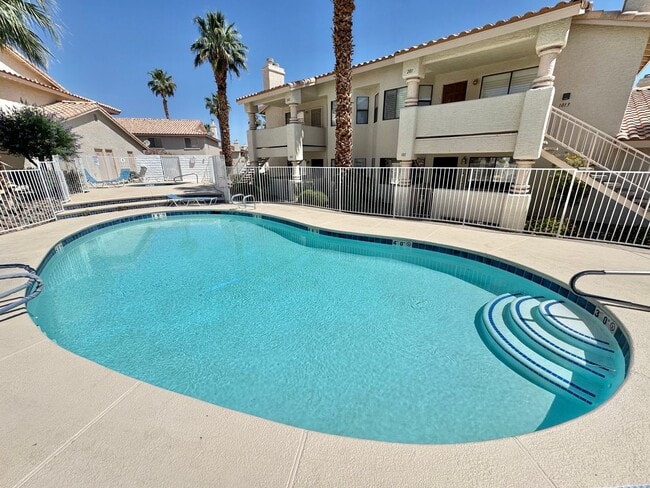 Building Photo - LIMITED TIME ONLY!! TAKE POSSESSION BY JUNE 1ST & RECEIVE ONE MONTH FREE RENT!! In this comfortab...