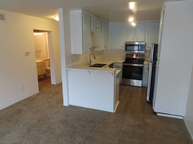 Building Photo - One Bedroom Top-Floor Condo in Mission Valley