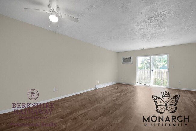 Building Photo - 2 Bedroom Townhouse Apartment- HUGE WALK IN CLOSET