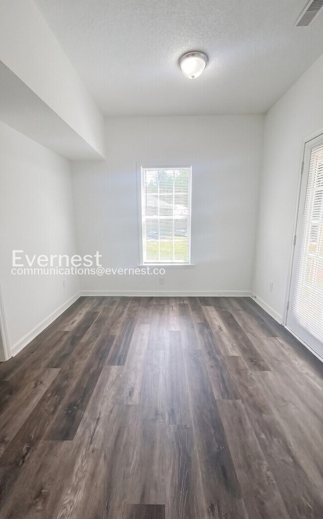 Building Photo - 3 Bed, 2 Bath Home with Off-Street Parking / Available Now!