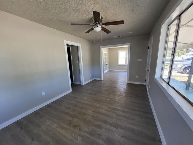 Building Photo - Mid-Century Home Ready for Move-In