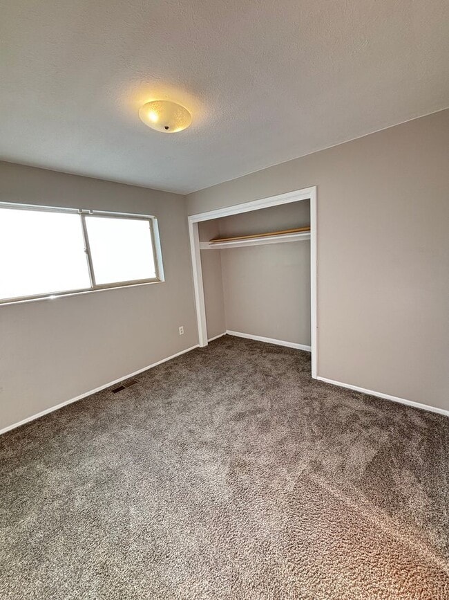 Building Photo - 4 Weeks Free Living! Cozy 3 Bed Home with ...