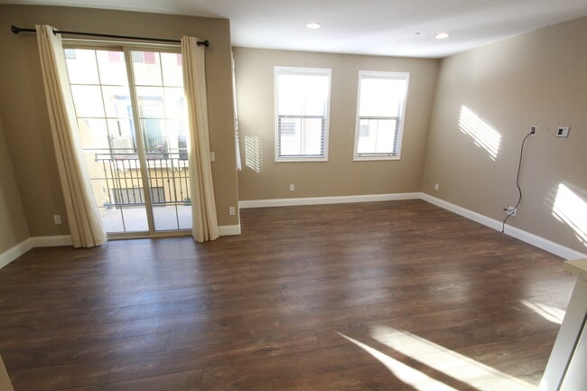 Building Photo - Stunning 2 Bedroom/2.5 Bath Townhouse