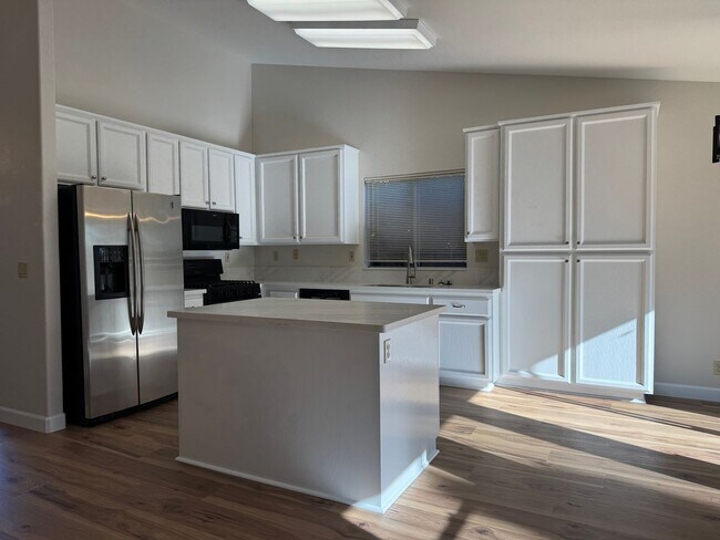 Building Photo - Available July 1st. New Renovated!